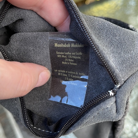 Never used genuine leather Manitobah Mukluks crossbody mini purse/phone purse - Picture 3 of 10